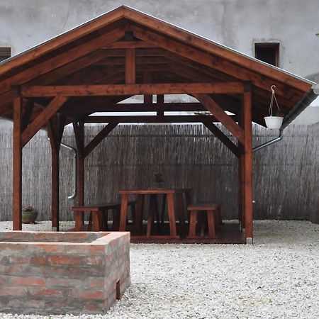 Csongradi Vendegvaro Apartmanok, Szarka Haz Exterior foto